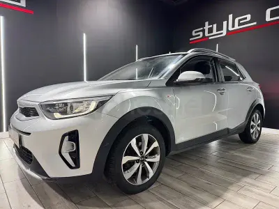 Usado Kia Stonic 101 CV (74 kW) 2022 Gris / plata SUV