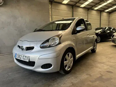 Usado Toyota Aygo 68 CV (50 kW) 2010 Gris / plata Utilitario