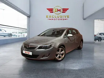 Usado Opel Astra Cosmo 115 CV (84 kW) 2010 Gris / plata Berlina