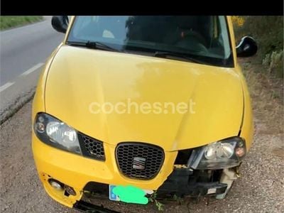 Usado Seat Ibiza Sport 100 CV (73 kW) 2004 Amarillo Utilitario