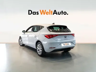 Usado Seat Leon Style 150 CV (110 kW) 2025 Blanco Berlina