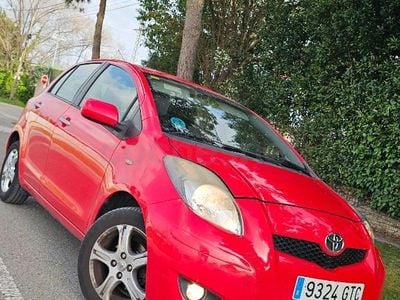 Usado Toyota Yaris 101 CV (74 kW) 2010 Rojo Utilitario
