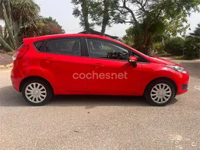 Usado Ford Fiesta Trend 82 CV (60 kW) 2014 Rojo Utilitario