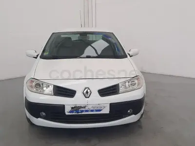 Usado Renault Mégane Dynamique 105 CV (77 kW) 2006 Blanco Berlina