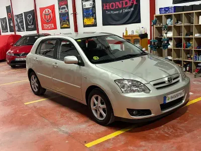 Usado Toyota Corolla Sol 110 CV (80 kW) 2005 Gris / plata Berlina