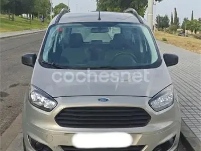 Usado Ford Tourneo Courier Trend 75 CV (55 kW) 2015 Beige Monovolumen