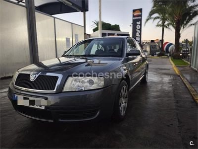 Usado Skoda Superb Comfort 130 CV (95 kW) 2005 Gris / plata Berlina