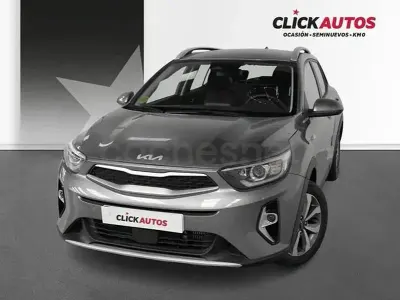 Usado Kia Stonic 100 CV (73 kW) 2025 Gris / plata SUV