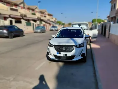 Usado Peugeot 2008 Allure 101 CV (74 kW) 2021 Blanco SUV