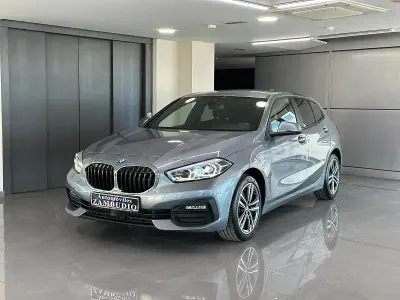 Usado BMW 118 Comfort Edition 150 CV (110 kW) 2022 Gris / plata Utilitario