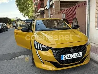 Usado Peugeot 208 GT-line 100 CV (73 kW) 2020 Amarillo Utilitario