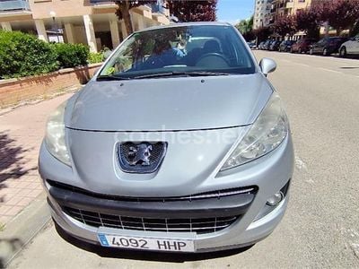 Usado Peugeot 207 Active 70 CV (51 kW) 2011 Gris / plata Berlina