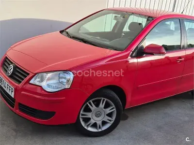 Usado VW Polo Edition 70 CV (51 kW) 2006 Rojo Utilitario