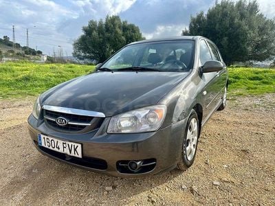 Usado Kia Cerato EX 115 CV (84 kW) 2007 Gris / plata Berlina