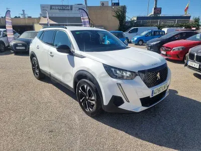 Usado Peugeot 2008 Allure 130 CV (95 kW) 2022 Blanco SUV