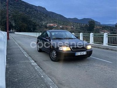 Usado Audi A4 150 CV (110 kW) 1996 Negro Familiar