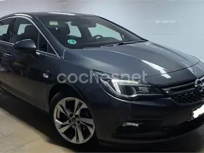 Usado Opel Astra Selective 105 CV (77 kW) 2016 Gris / plata Berlina