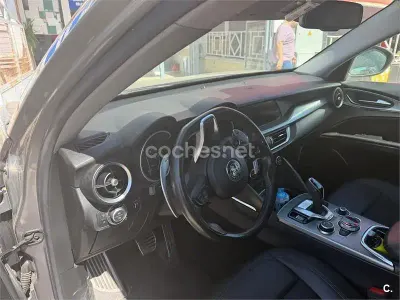 Usado Alfa Romeo Stelvio Sprint 190 CV (139 kW) 2021 Gris / plata SUV