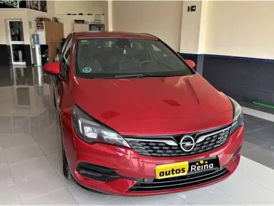 Usado Opel Astra Business Elegance 122 CV (89 kW) 2021 Burdeos Utilitario