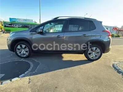 Usado Peugeot 2008 Signature Sky 100 CV (73 kW) 2019 Gris / plata SUV