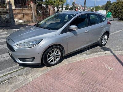 Usado Ford Focus Trend 125 CV (91 kW) 2015 Gris / plata Berlina