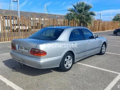 Usado Mercedes E220 Classic 143 CV (105 kW) 2001 Gris / plata Berlina