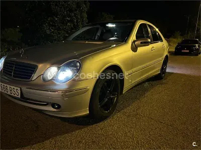 Usado Mercedes C200 Avantgarde 163 CV (119 kW) 2002 Gris / plata Berlina