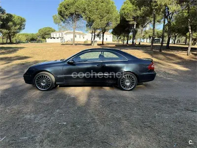 Usado Mercedes CLK270 Avantgarde 170 CV (125 kW) 2004 Azul Coupe