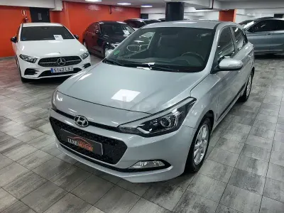 Usado Hyundai i20 Active 100 CV (73 kW) 2016 Gris / plata Berlina