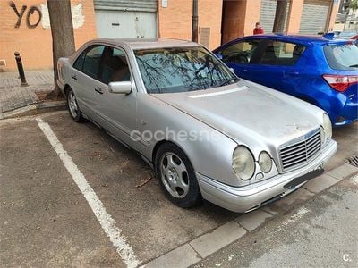 Usado Mercedes E300 Elegance 177 CV (130 kW) 1999 Gris / plata Berlina