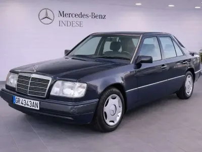 Usado Mercedes E200 75 CV (55 kW) 1993 Azul Berlina