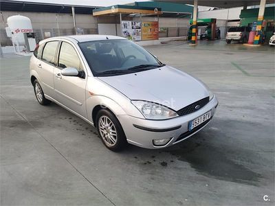 Usado Ford Focus Ghia 100 CV (73 kW) 2002 Gris / plata Berlina
