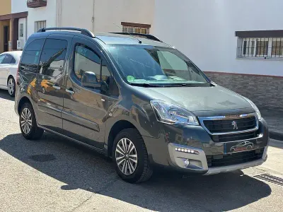 Usado Peugeot Partner Tepee Style 100 CV (73 kW) 2016 Gris / plata Monovolumen