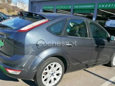Gris / plata Usado 2009 Ford Focus Trend Berlina | 3800 € (Buen precio)
