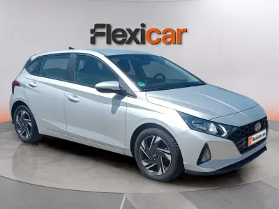 Usado Hyundai i20 100 CV (73 kW) 2023 Gris Utilitario
