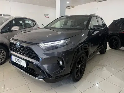 Usado Toyota RAV4 Hybrid Luxury 218 CV (160 kW) 2025 Gris / plata SUV