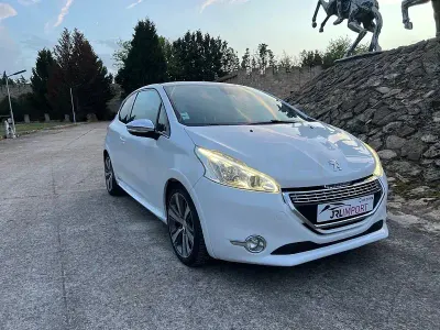 Usado Peugeot 208 GT-line 100 CV (73 kW) 2015 Blanco Utilitario