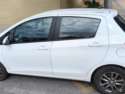 Usado Toyota Yaris Active 99 CV (72 kW) 2015 Blanco Berlina