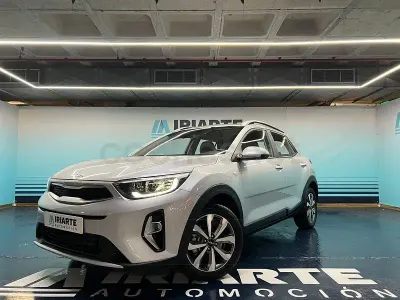 Usado Kia Stonic 100 CV (73 kW) 2022 Gris / plata SUV