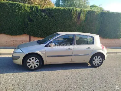 Usado Renault Mégane Dynamique 105 CV (77 kW) 2006 Beige Berlina