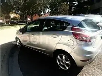 Usado Ford Fiesta Titanium 90 CV (66 kW) 2008 Gris / plata Utilitario