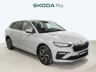 Usado Skoda Scala Selection 116 CV (85 kW) 2025 Gris Utilitario
