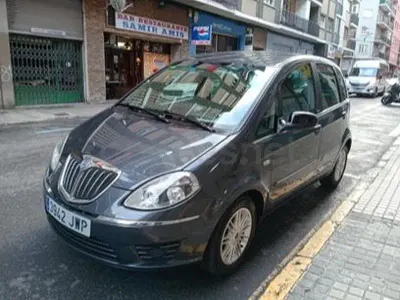 Usado Lancia Musa Gold 95 CV (69 kW) 2012 Gris / plata Monovolumen