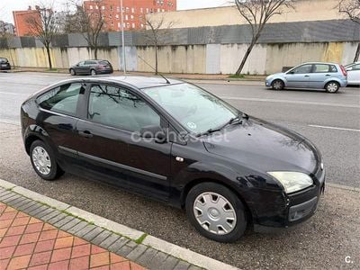 Usado Ford Focus Trend 100 CV (73 kW) 2005 Negro Berlina