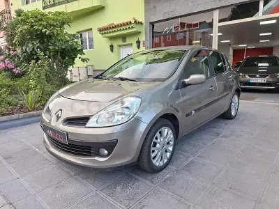 Usado Renault Clio II 100 CV (73 kW) 2009 Marrón Berlina