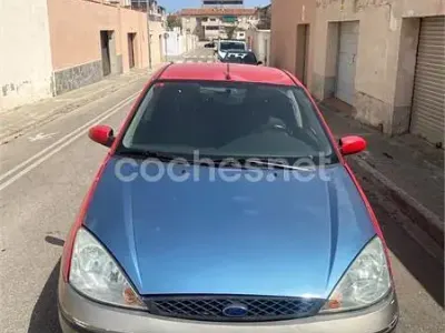 Usado Ford Focus Trend 100 CV (73 kW) 2004 Rojo Berlina
