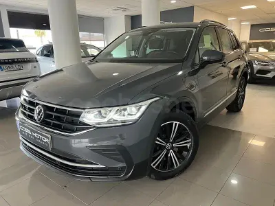 Usado VW Tiguan Life 245 CV (180 kW) 2023 Gris / plata SUV