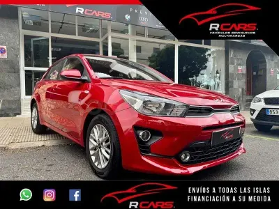 Usado Kia Rio 84 CV (61 kW) 2023 Rojo Berlina