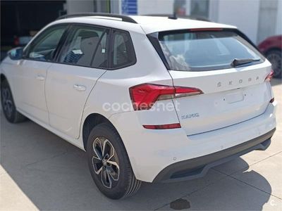 Usado Skoda Kamiq Active 95 CV (69 kW) 2022 Blanco SUV