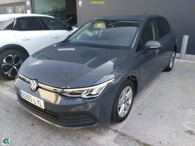 Usado VW Golf VIII Life 115 CV (84 kW) 2022 Gris / plata Berlina